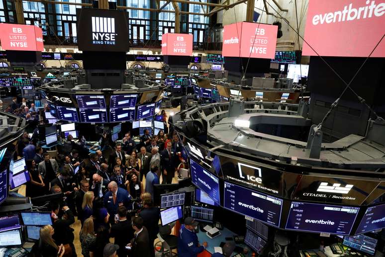 Traders aguardam o in&iacute;cio dos neg&oacute;cios nesta quinta-feira na Bolsa de Nova York  20/09/ 2018.  REUTERS/Brendan McDermid
