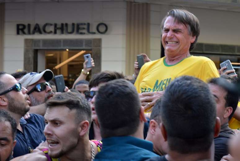 Candidato do PSL à Presidência, Jair Bolsonaro, após ser esfaqueado durante evento de campanha em Juiz de Fora (MG)