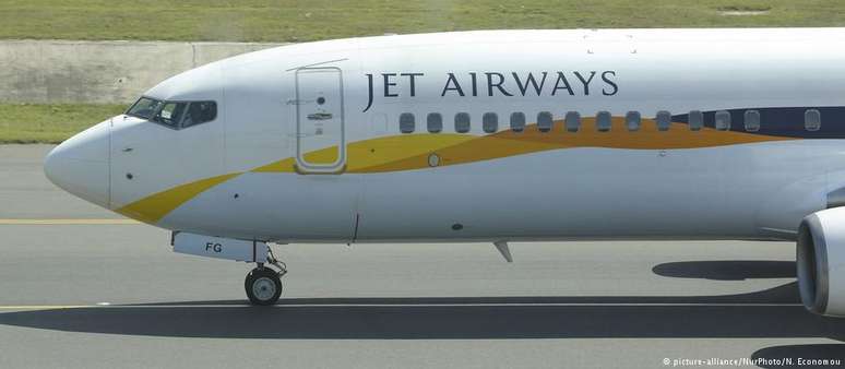Aeronave da Jet Airways taxia no aeroporto de Nova Délhi, na Índia