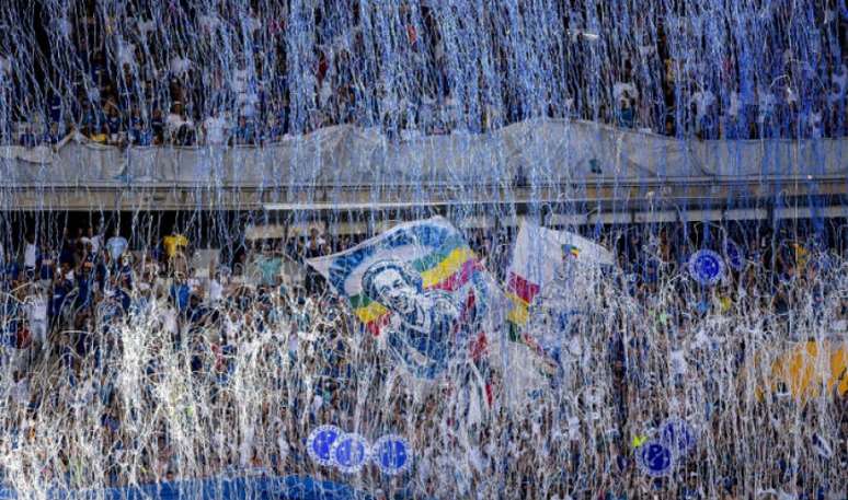 Torcida do Cruzeiro vai receber o time após a derrota para o Boca, na Libertadores- (Foto: Washington Alves / Light Press / Cruzeiro)