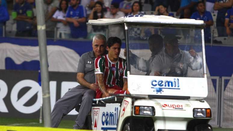 Pedro sai de campo no carrinho-maca