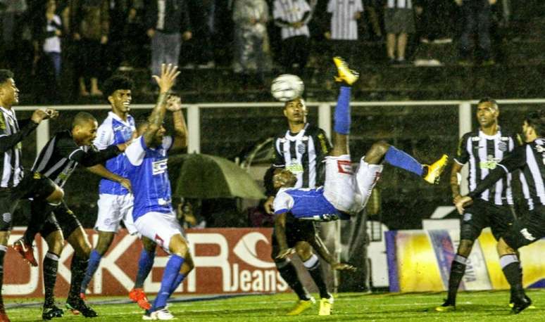 Francis mira vitória contra o Boa Esporte (Foto: Divulgação)