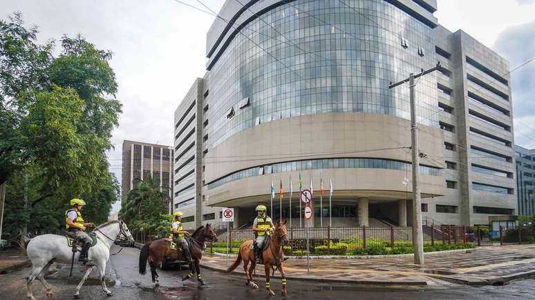 TRF-4, onde Lula foi condenado em segunda inst&acirc;ncia; para Chomsky, ex-presidente 'foi sentenciado de uma maneira completamente desproporcional'