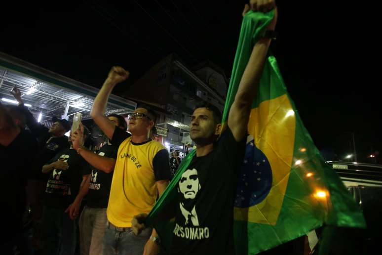 Apoiadores de Bolsonaro se reúnem em Aparecida