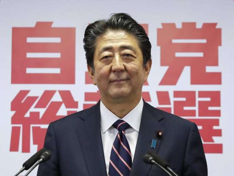 Premier do Japão é reeleito como líder de seu partido