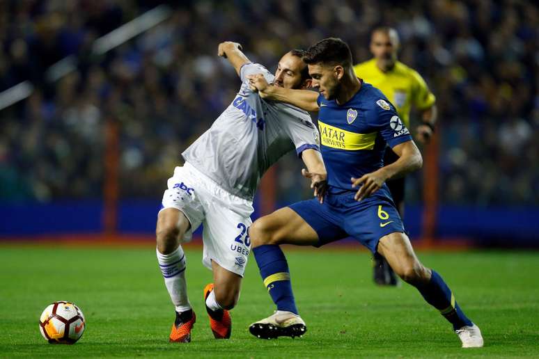 Barcos e Magallan disputam bola