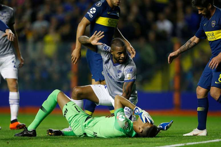 Dedé pede ajuda ao goleiro Andrada, do Boca Juniors, no lance em que foi expulso