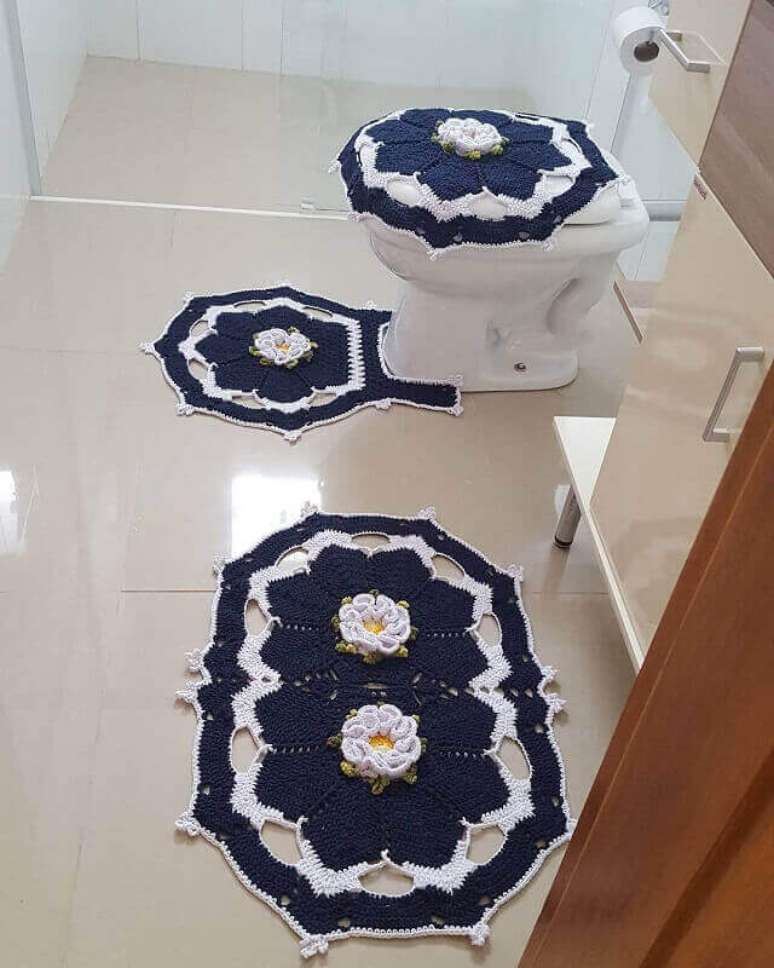 89. Jogo de banheiro com tapete de crochê azul marinho e branco