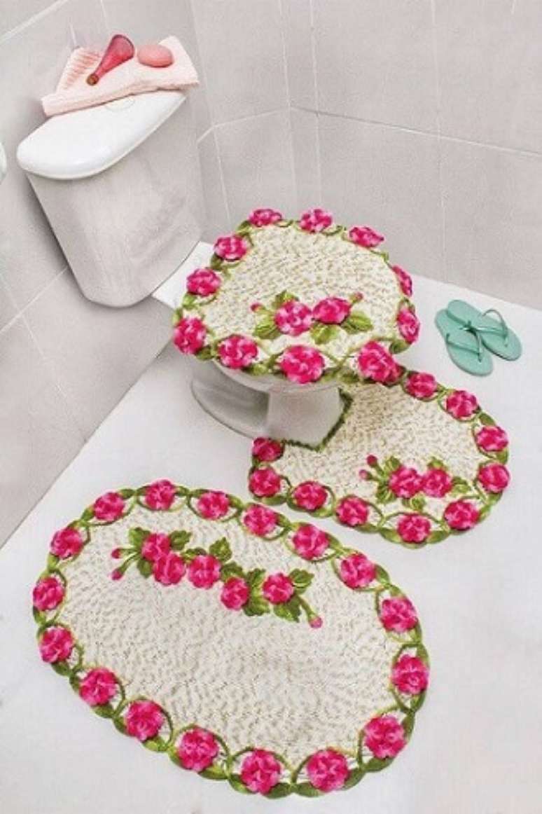 87. Jogo de banheiro com tapete de crochê com borda de flores