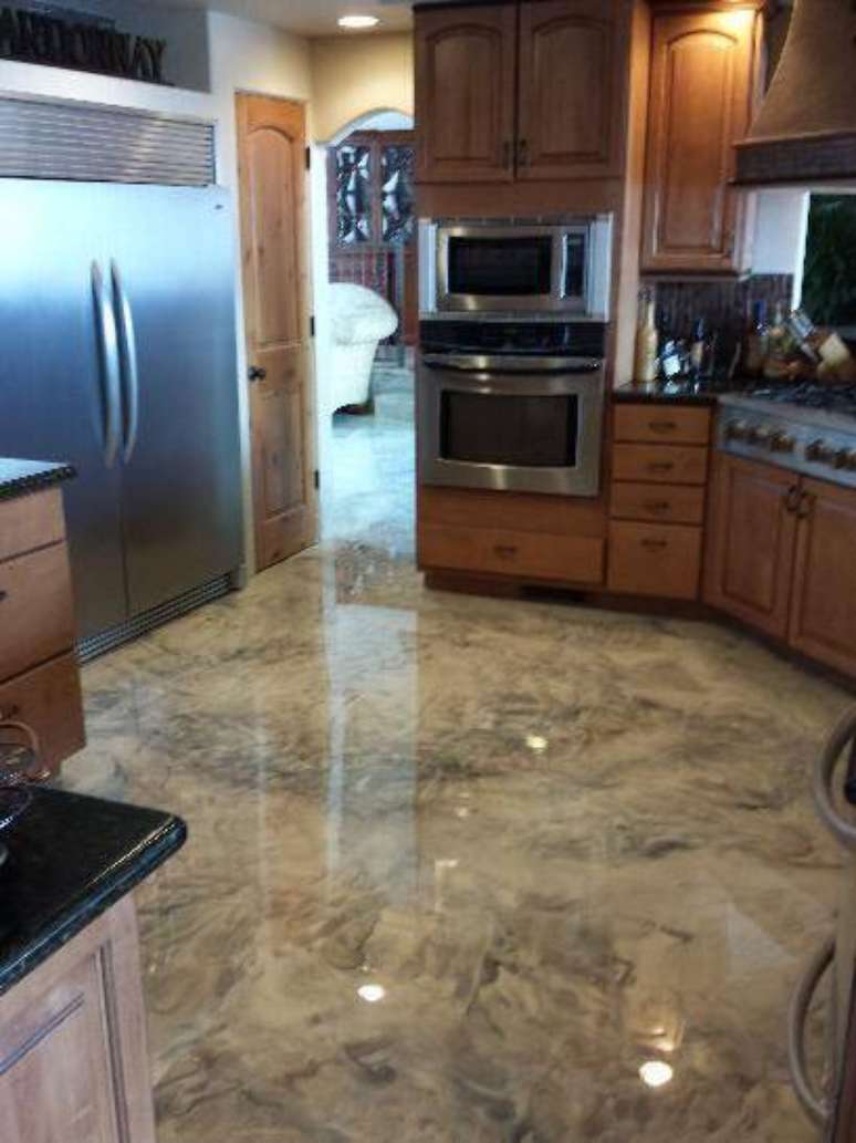 8- Piso de epóxi aplicado numa cozinha com efeitos de mármore