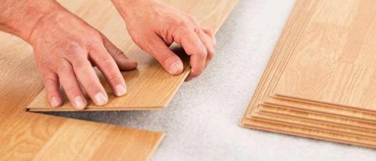 8- O Piso laminado click &eacute; de f&aacute;cil instala&ccedil;&atilde;o e n&atilde;o utiliza cola. Fonte: Im&oacute;vel Web