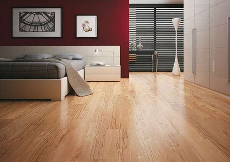 4- O piso de madeira laminado decora quarto de casal moderno. Fonte: Casa e Festa