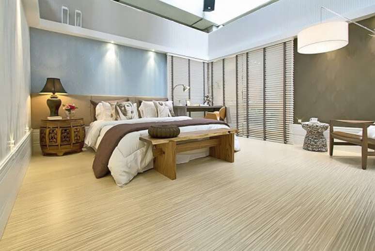 30- A coloca&ccedil;&atilde;o do piso laminado deve ser feita por profissionais capacitados. Fonte: MdeMulher