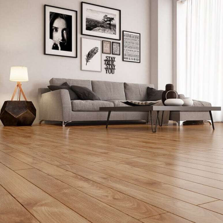 29- Piso laminado para sala de estar d&atilde;o um toque de sofistica&ccedil;&atilde;o ao ambiente. Fonte: Madeira Madeira