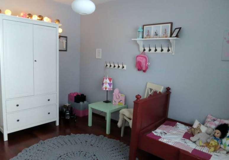 51. Quarto infantil com tapete de barbante cinza