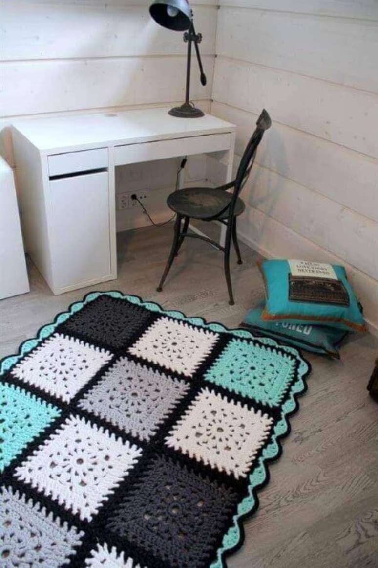 96. Esse tapete de crochê retangular poderia também ser um tapete de crochê quadrado