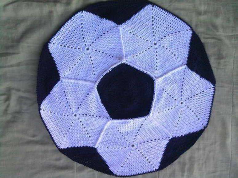 5. Tapete de crochê redondo imitando uma bola de futebol