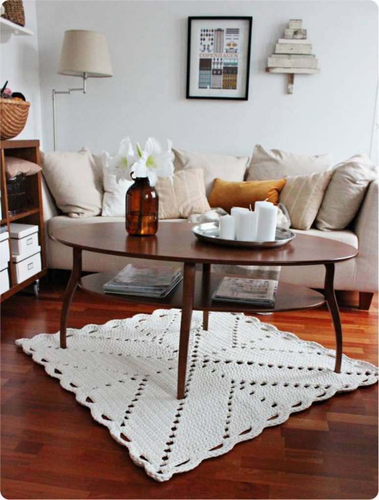 76. Você pode colocar o tapete de crochê quadrado embaixo de uma mesa de centro