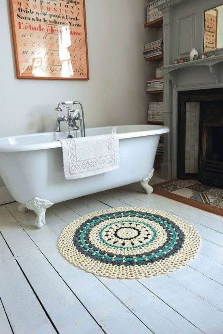 85. O tapete de crochê para banheiro pode ficar perto da banheira