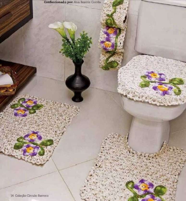 83. Tapetes de barbante para banheiro com flores claras