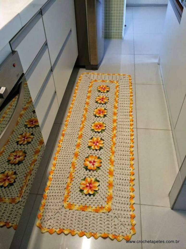 70. O tapete de crochê para cozinha é perfeito para proteger o chão