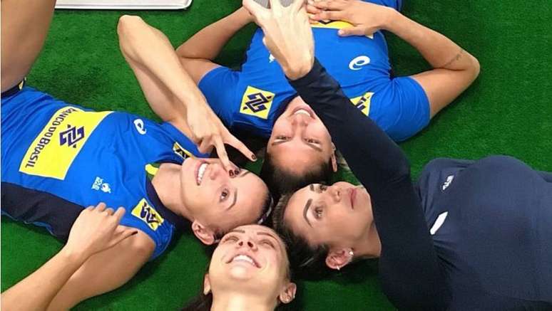 Jogadoras da seleção feminina fazem uma selfie após o primeiro treino no Japão
