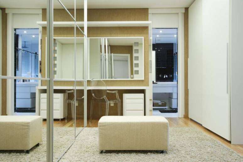 10. Um espelho na frente da escrivaninha permite o uso como penteadeira e &eacute; uma &oacute;tima op&ccedil;&atilde;o para a escrivaninha para quarto feminino. Projeto de Leo Shehtman