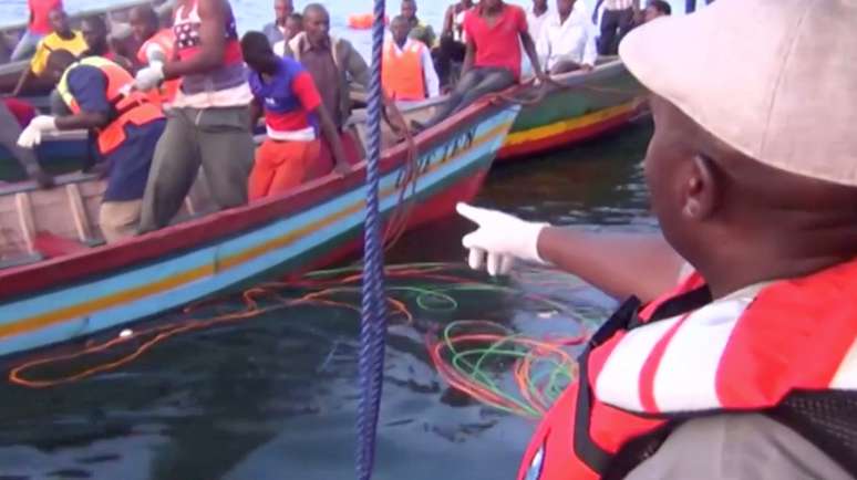 Equipes de resgate em local de naufrágio na Tanzânia 21/09/2018 Reuters TV/via Reuters