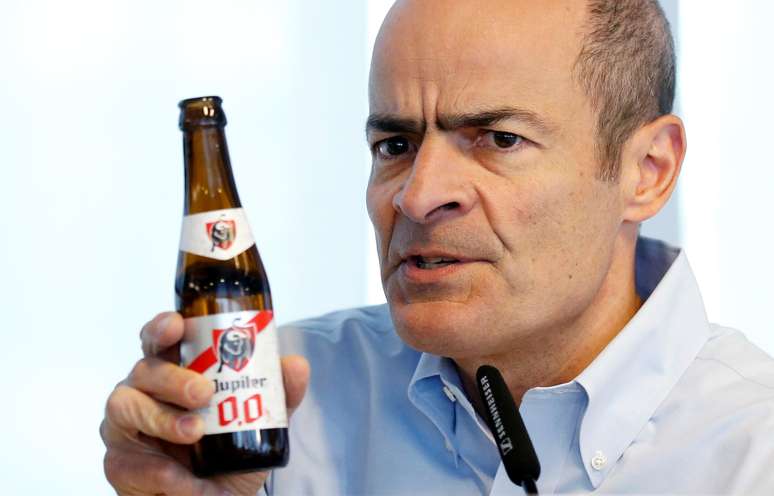 O brasileiro Carlos Brito, presidente-executivo da Anheuser-Busch InBev,segura garrafa de cerveja n&atilde;o -alco&oacute;lica Jupiler durante entrevista Leuven, BelgiumREUTERS/Francois Lenoir