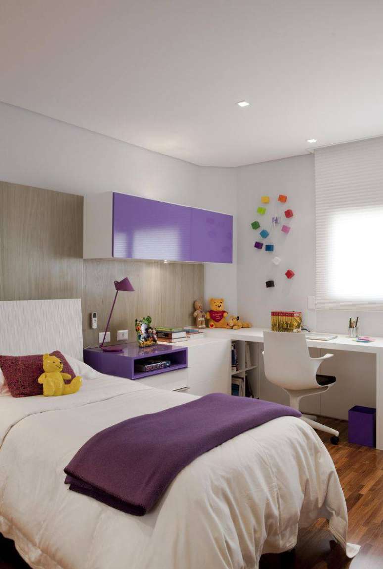 11. Ter nichos ou gaveta na escrivaninha para quarto &eacute; perfeito para decorar e guardar objetos. Projeto de Marcelo Rosset