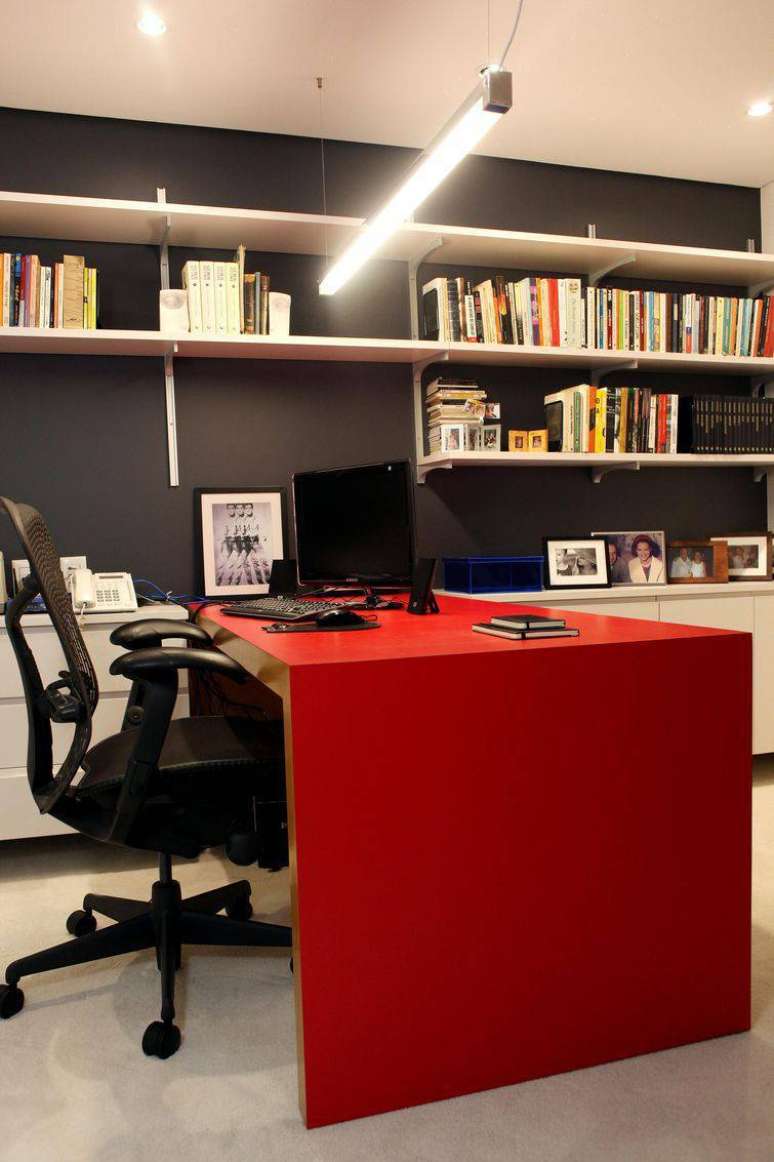 14. Uma escrivaninha para quarto vermelha tem aparência juvenil e é linda para qualquer ambiente. Projeto de Simone Collet