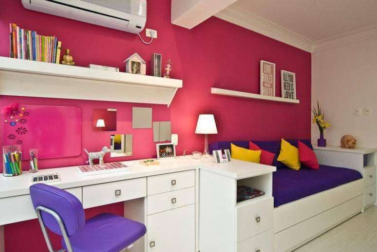 15. Uma marcenaria bem planejada permite unir v&aacute;rios m&oacute;veis, como nessa escrivaninha para quarto feminino que tem gaveta. Projeto de Carolina Danielian