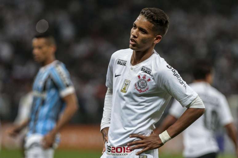 Pedrinho vestindo a camisa do Corinthians (Foto: Ale Cabral/AGIF)