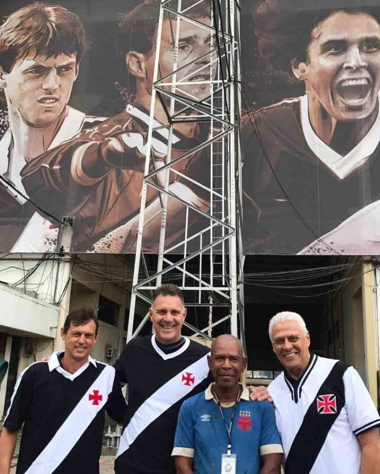 Ivanildo na foto que recebeu com os ídolos no Vasco (Divulgação/clube)