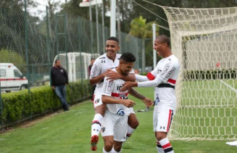 Brenner comemora com Caíque e Rodrigo um gol marcado no Aspirantes. Trio faz parte do elenco profissional e foi emprestado à base