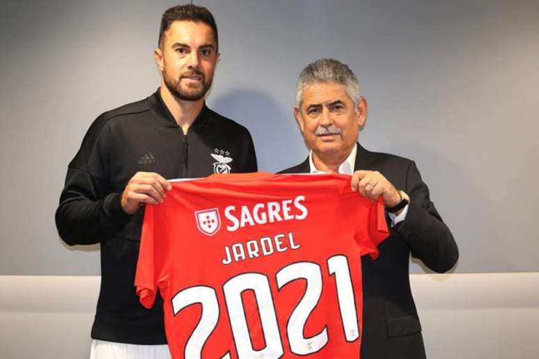 Jardel ao lado do presidente do Benfica, Luis Filipe Vieira (Foto: Divulgação)