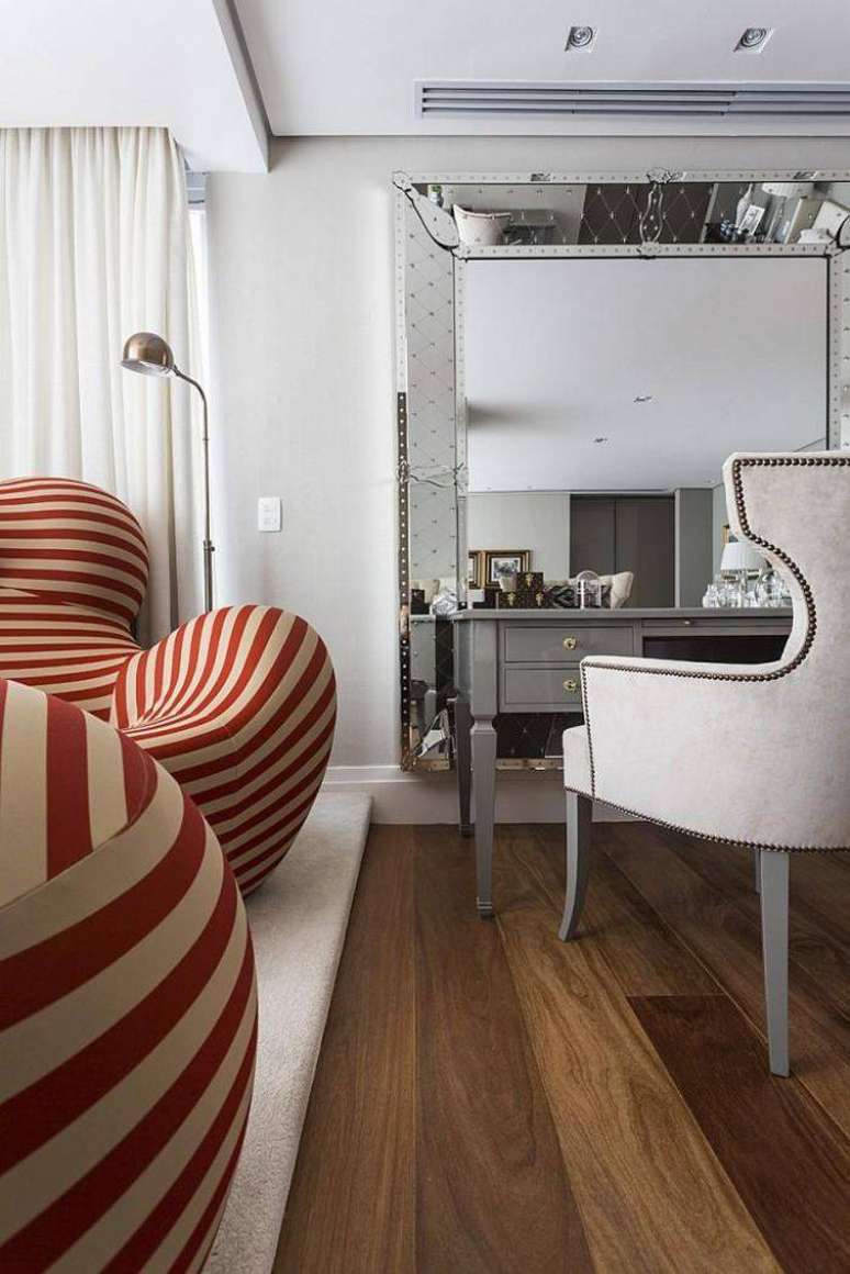 2. Uma penteadeira pode servir como escrivaninha para quarto tamb&eacute;m. Projeto de Gabrielle e Mauricio Karam