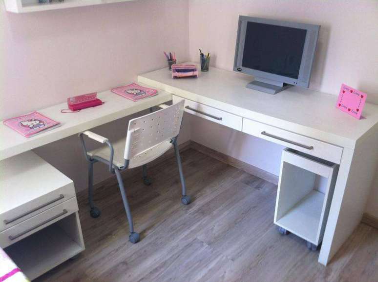 7. Escrivaninha para quarto em L &eacute; perfeita para quem trabalha com muitos objetos. Projeto de Grupo Factory