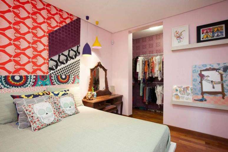 18. A antiga penteadeira da v&oacute; pode se tornar uma escrivaninha para quarto linda. Projeto de Marco Dias Reis