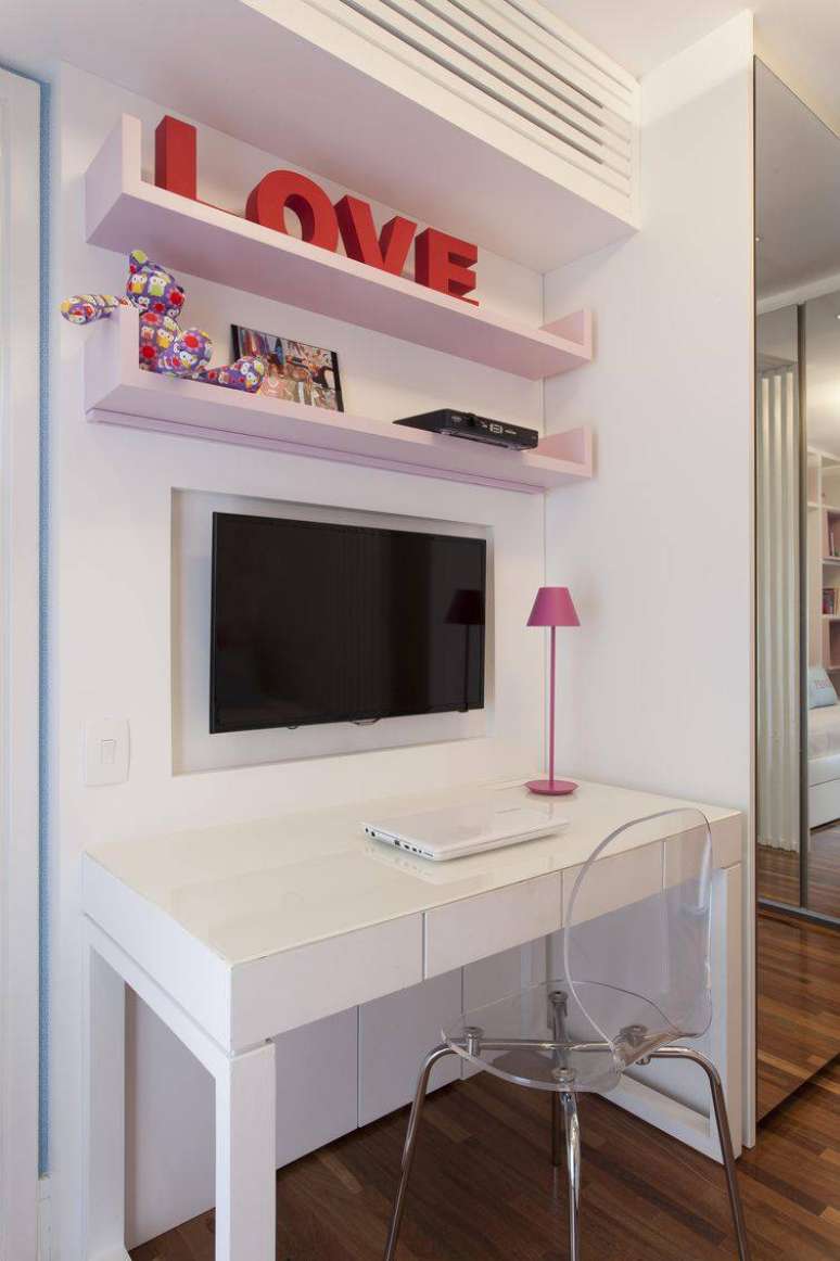 3. Uma escrivaninha para quarto pequeno branca fica bem em qualquer tipo de quarto, mesmo nos menores. Projeto de Ark2 Arquitetura