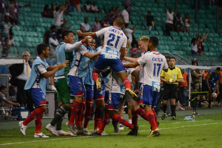 Jogadores do Bahia comemoram gol de Ramires