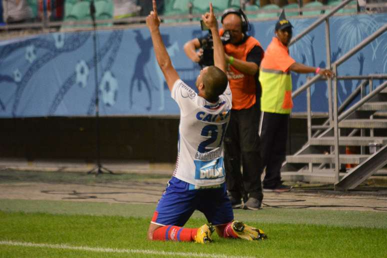 Clayton comemora o segundo gol do Bahia