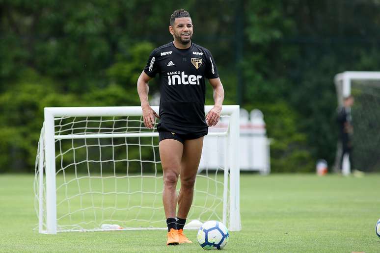 Bruno Peres treinou com o São Paulo nesta sexta (21)