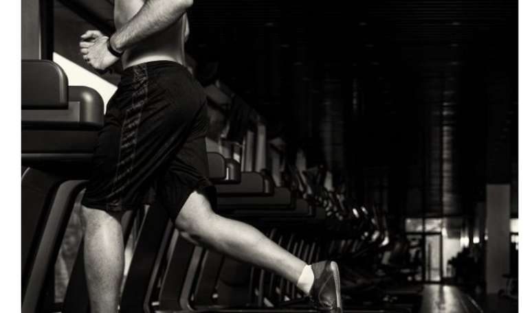 Mais um ponto a favor da esteira: voc&ecirc; pode fazer correr em qualquer hor&aacute;rio. &ldquo;Treinar na esteira &eacute; mais pr&aacute;tico, mais r&aacute;pido e voc&ecirc; n&atilde;o precisa de muito espa&ccedil;o para isso. Basta subir no equipamento e est&aacute; tudo resolvido&rdquo;, salienta Paulo Henrique Santos 