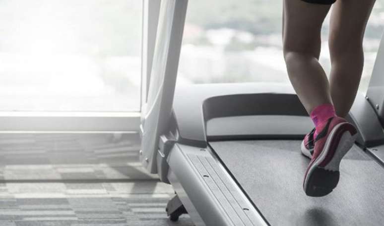 E o mais importante: esteira reduz as chances de voc&ecirc; se machucar, j&aacute; que ela &eacute; equipada com um sistema que amortece o impacto, coisa que o asfalto obviamente n&atilde;o tem. &ldquo;A &uacute;nica dor que voc&ecirc; pode sentir &eacute; na canela, justamente por causa desse amortecedor&rdquo;, completa Santos - Foto: