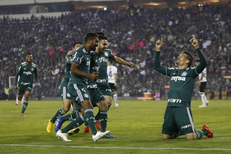 Jogadores comemoram o gol de Bruno Henrique