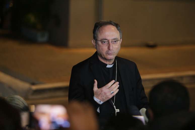 Dom Sérgio da Rocha, presidente da Conferência Nacional dos Bispos do Brasil (CNBB), em frente aos estúdios da TV Aparecida