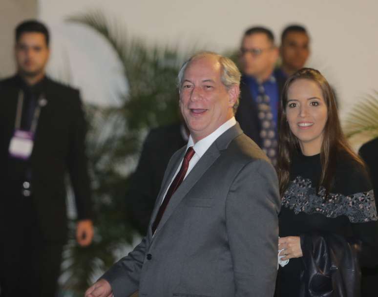 Ciro Gomes chega ao debate da TV Aparecida