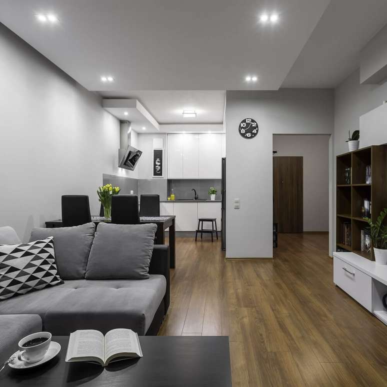 5. Quitinete com piso de madeira decorada com tons de cinza – Foto: Shutterstock