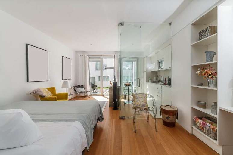 6. Decora&ccedil;&atilde;o para quitinete com divis&oacute;ria de vidro e m&oacute;veis planejados &ndash; Foto: Shutterstock